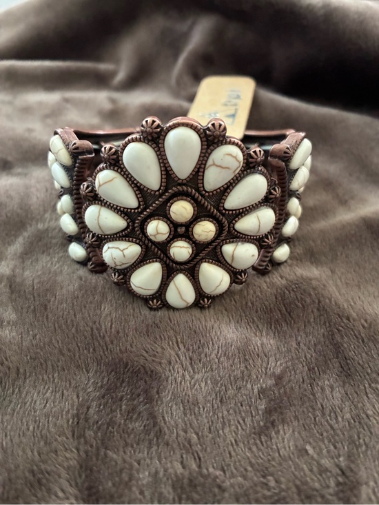 tipi Jewelry - Copper Cuff Stretch Bracelet with Cream White Stones - Women Jewelry